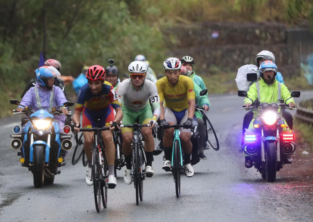 Ba tay đua mạnh đang tiến lên đỉnh đèo Khánh Lê