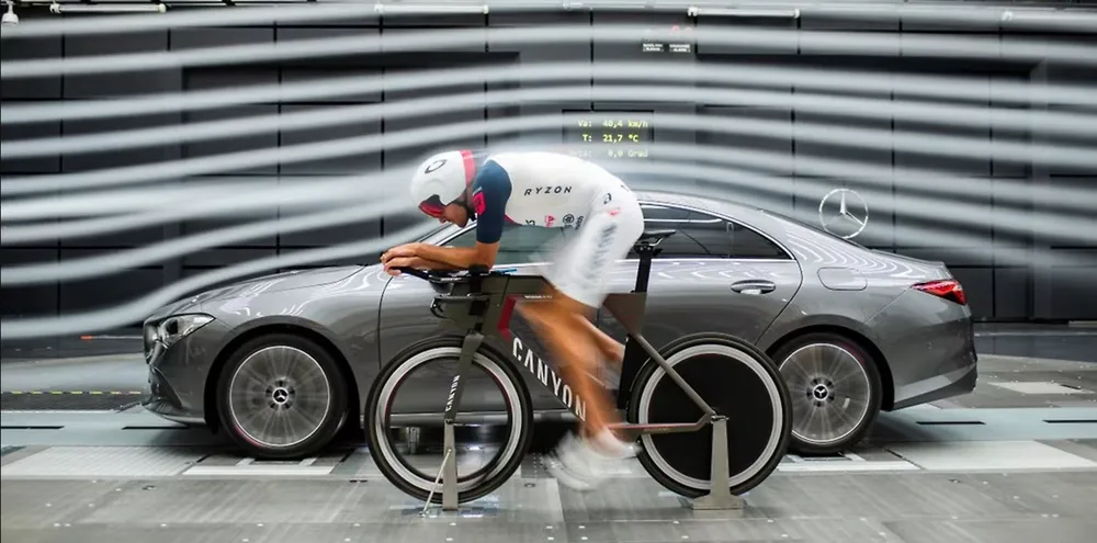 Xe tiếp tế có thể tạo sức gió đẩy VĐV