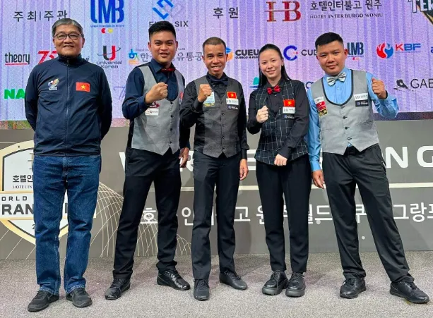 Ông "bầu" Nguyễn Việt Hoà (bìa trái) cùng với 4 cơ thủ Việt Nam tại Hàn Quốc