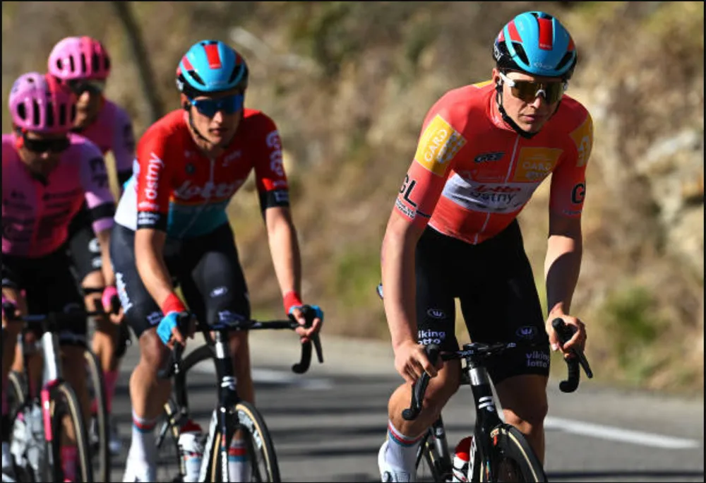 Arnaud De Lie thi đấu ngoan cường trên đường đèo dốc