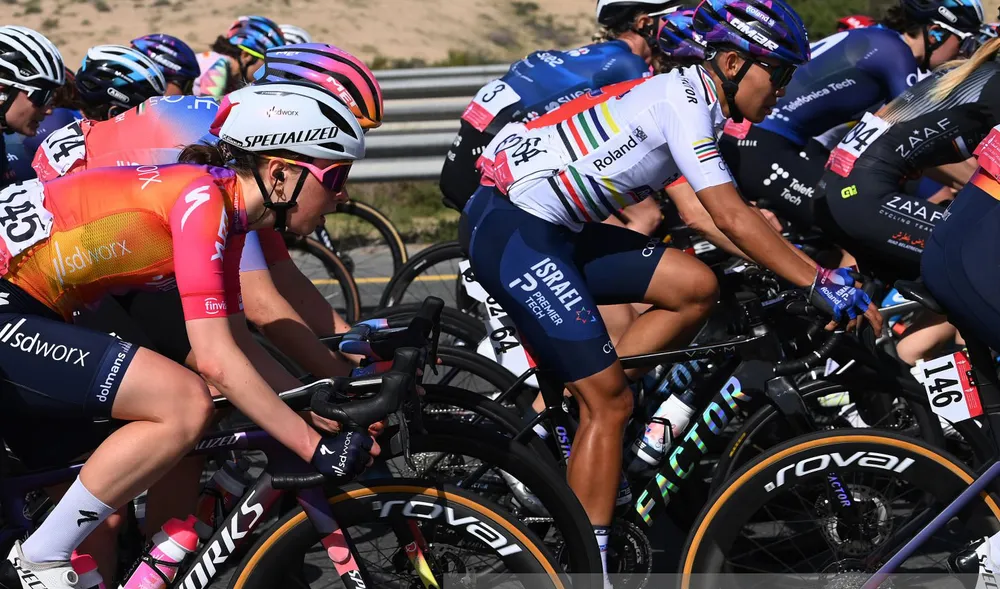 Nguyễn Thị Thật (áo trắng) trên đường đua