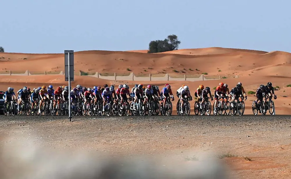 Các tay đua thi đấu xuyên sa mạc