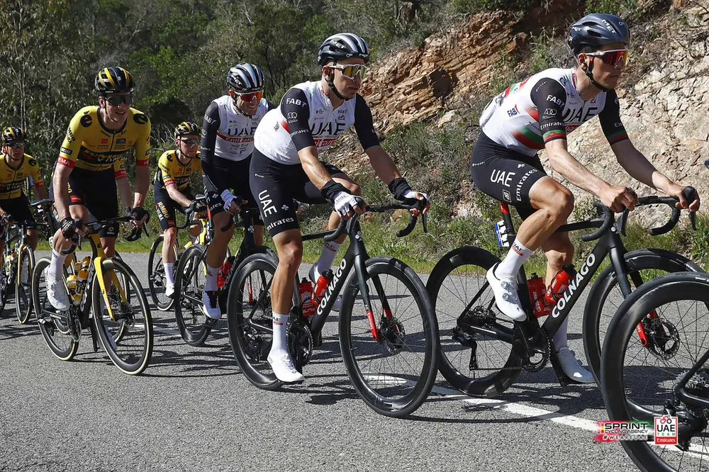 Đội UAE Emirates làm việc vất vả