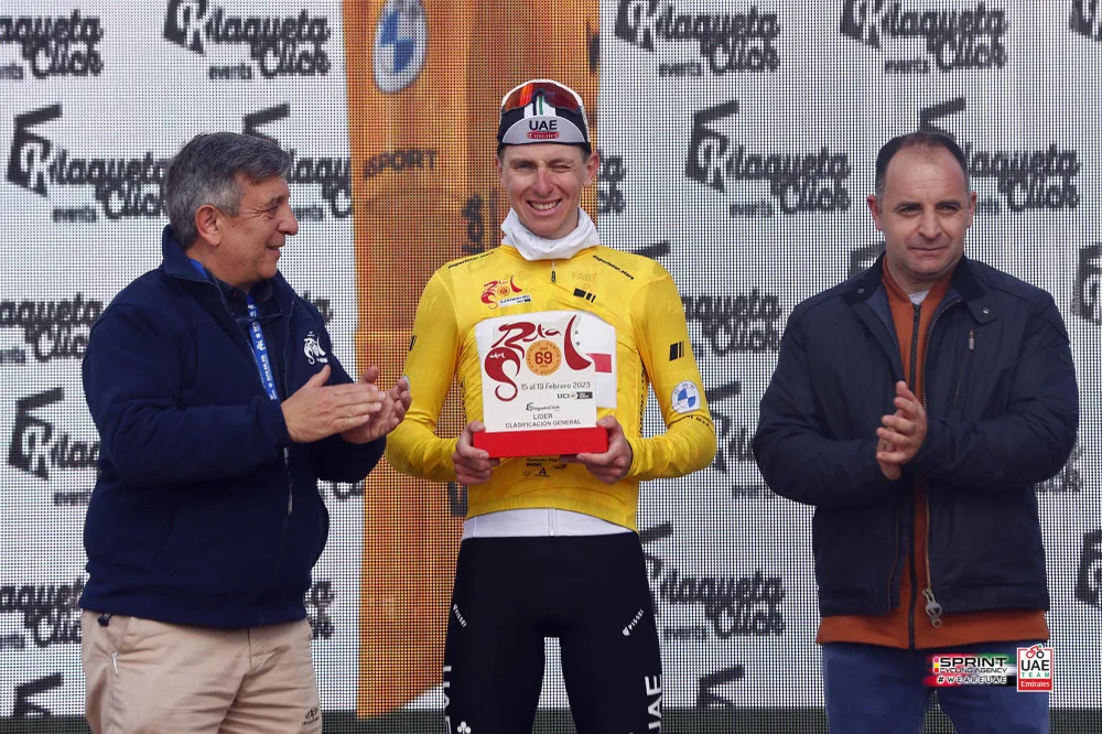 Tadej Pogacar trên bục nhận thưởng