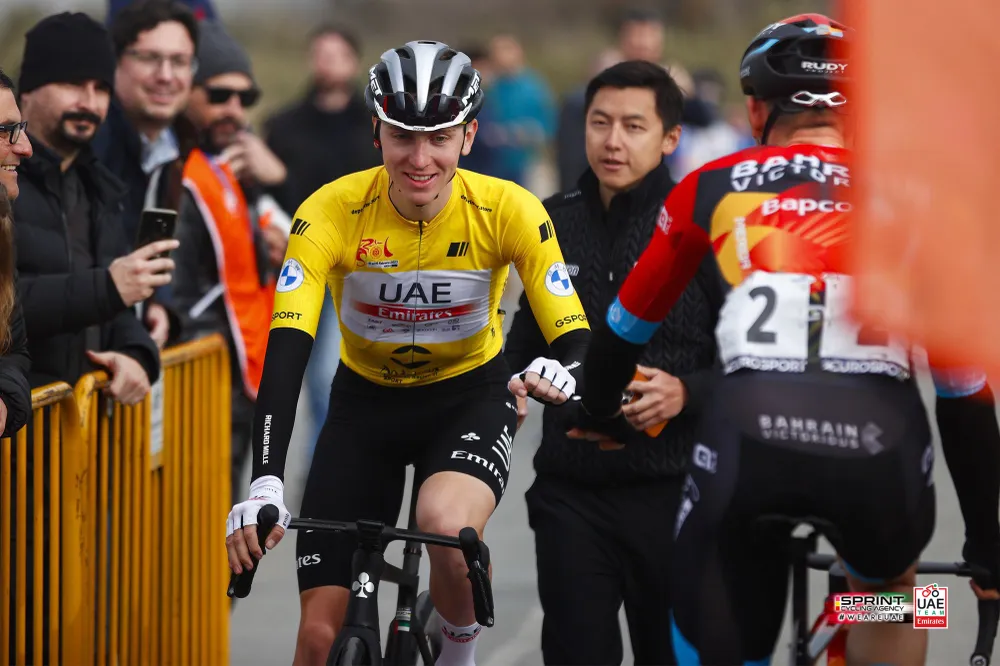 Đối thủ chúc mừng Tadej Pogacar Đối thủ chúc mừng Tadej Pogacar