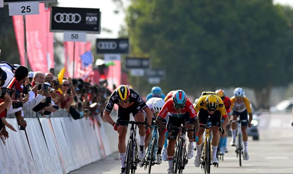 Màn đọ nước rút hấp dẫn giữa Tim Merlier (trái) và Caleb Ewan