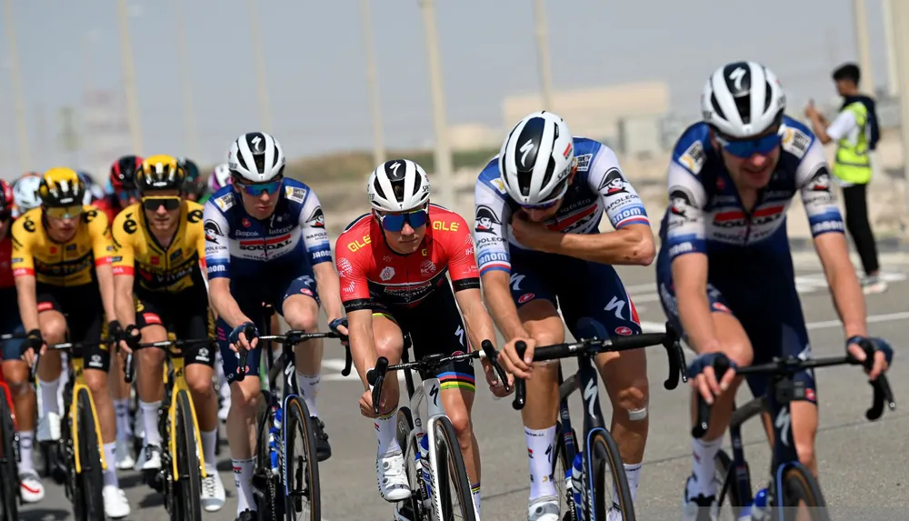 Soudal Quick-Step giúp Remco Evenepoel bảo vệ áo đỏ tổng sắp