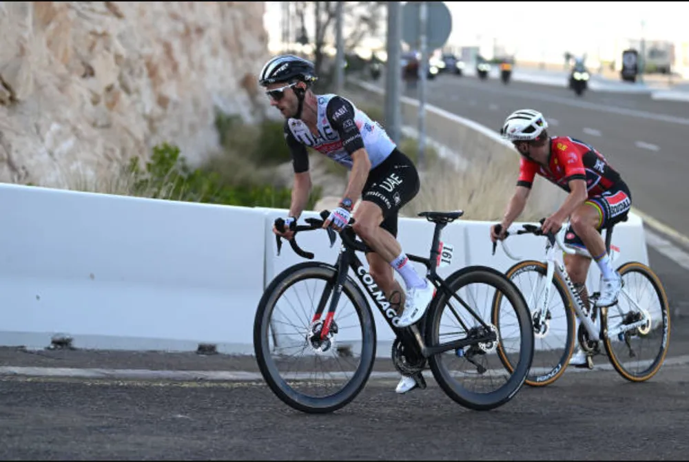 Adam Yates tấn công thoát đi trước sự đeo bám của Remco Evenepoel Adam Yates tấn công thoát đi trước sự đeo bám của Remco Evenepoel