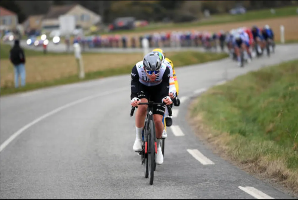 Tadej Pogacar không thể thoát đi trước sự đeo bám quyết liệt của đối thủ