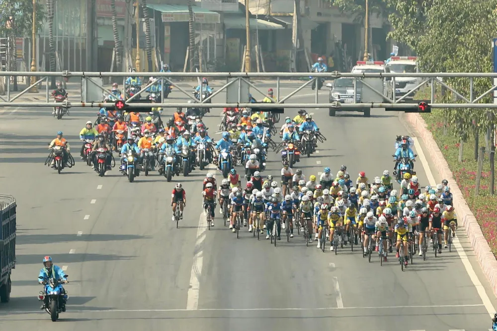 Các tay đua đang thi đấu ở Thành phố Mới Bình Dương