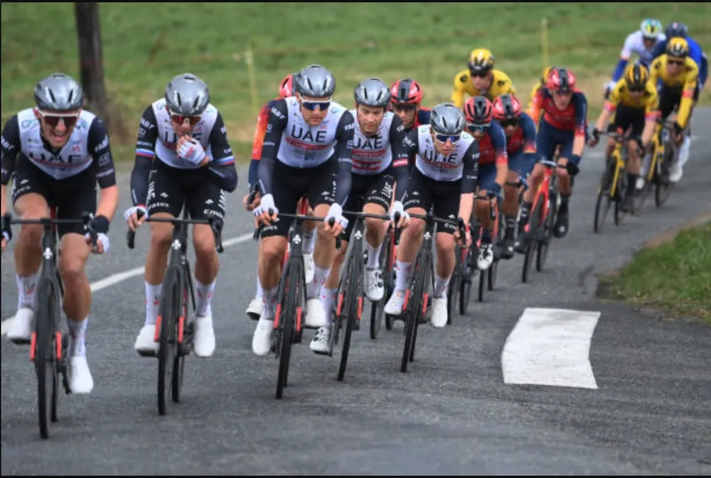 Đội UAE Emirates hỗ trợ Tadej Pogacar