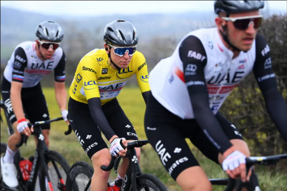 Áo vàng Tadej Pogacar được đồng đội hỗ trợ tích cực