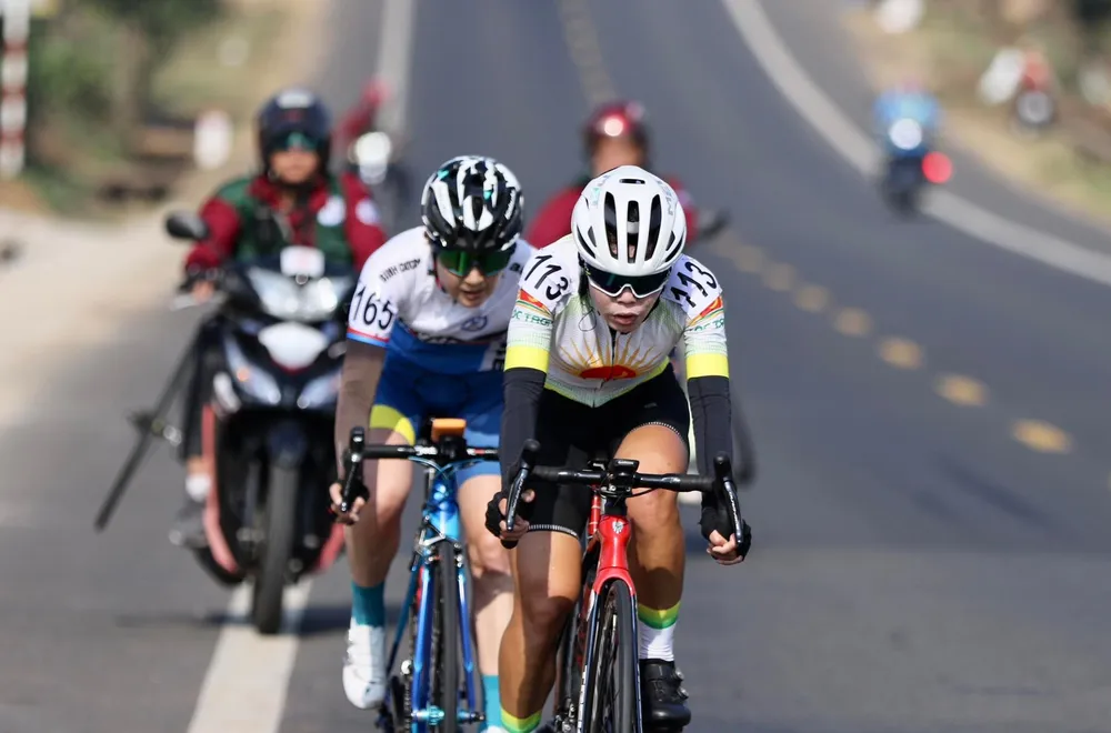 Nguyễn Thị Thi và Tsubasa Makise tấn công thoát đi