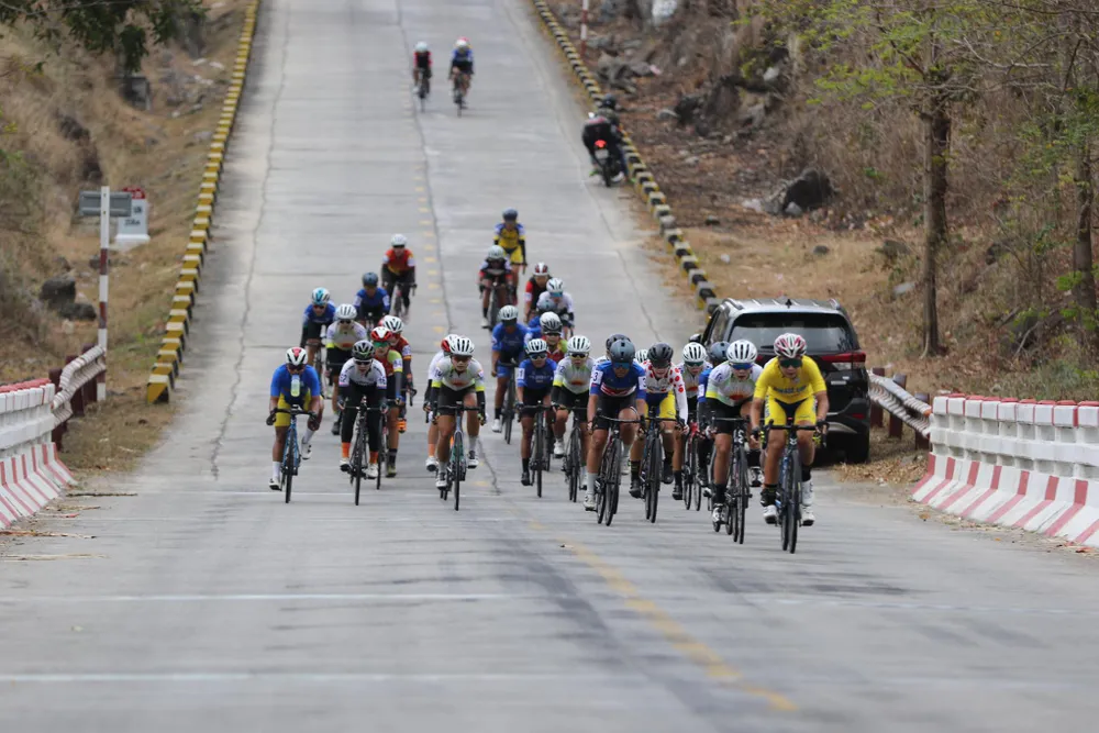 Các tay đua nhóm 2 bước vào đèo Vĩnh Hy