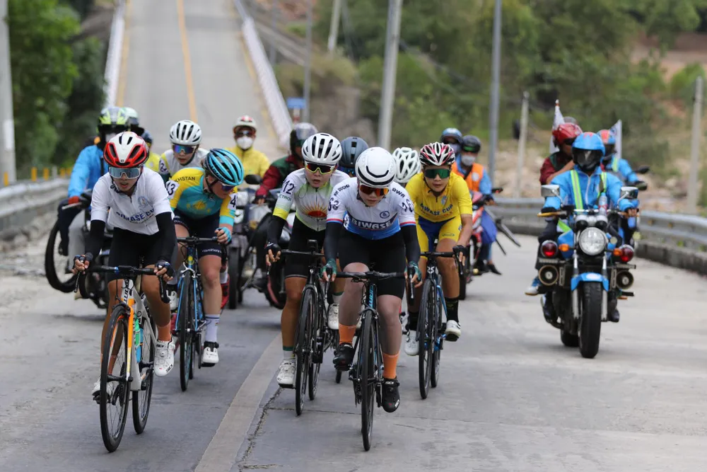 Tốp tay đua tấn công thoát đi