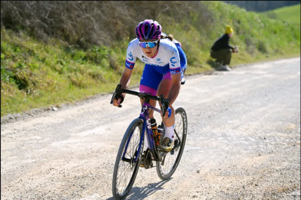 Kristen Faulkner một lần gặp nạn nhưng vẫn tiếp tục thi đấu