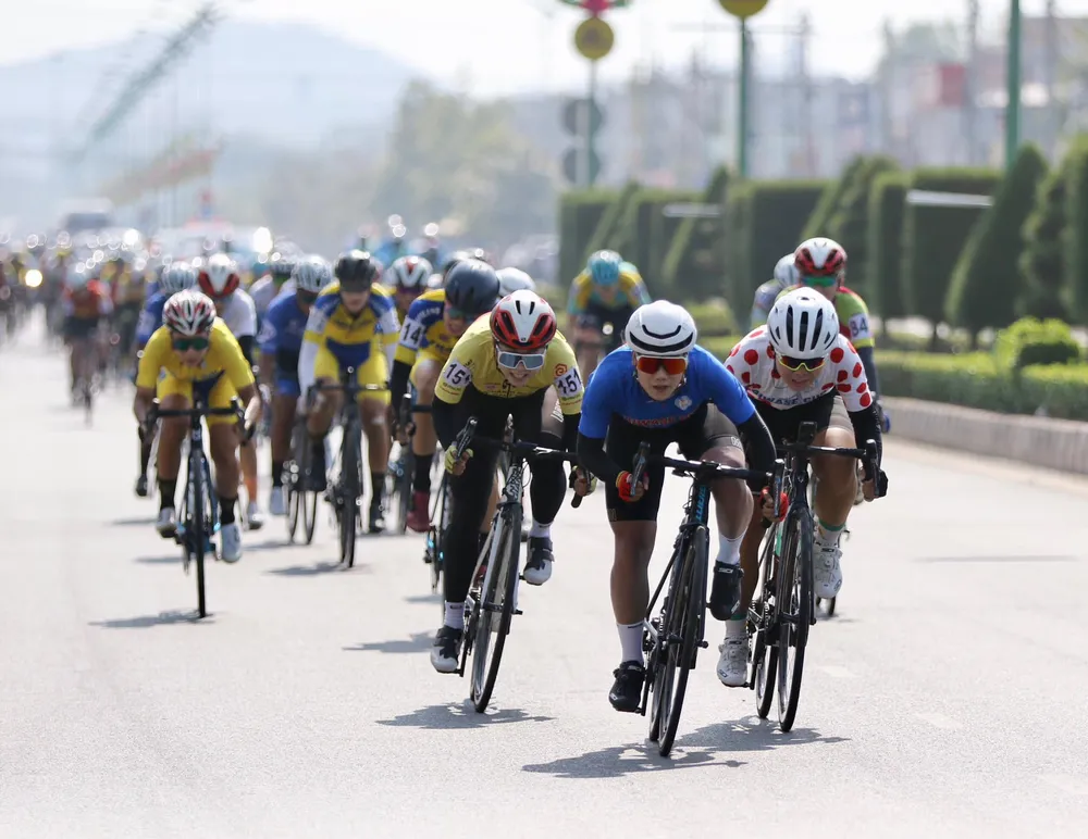 Áo xanh Bùi Thị Quỳnh thắng Áo đỏ Nguyễn Thị Thu Mai ở Sprint 1