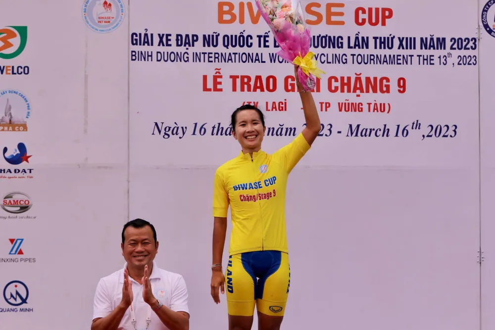 Batriya Chanipom tiếp tục mặc Áo vàng