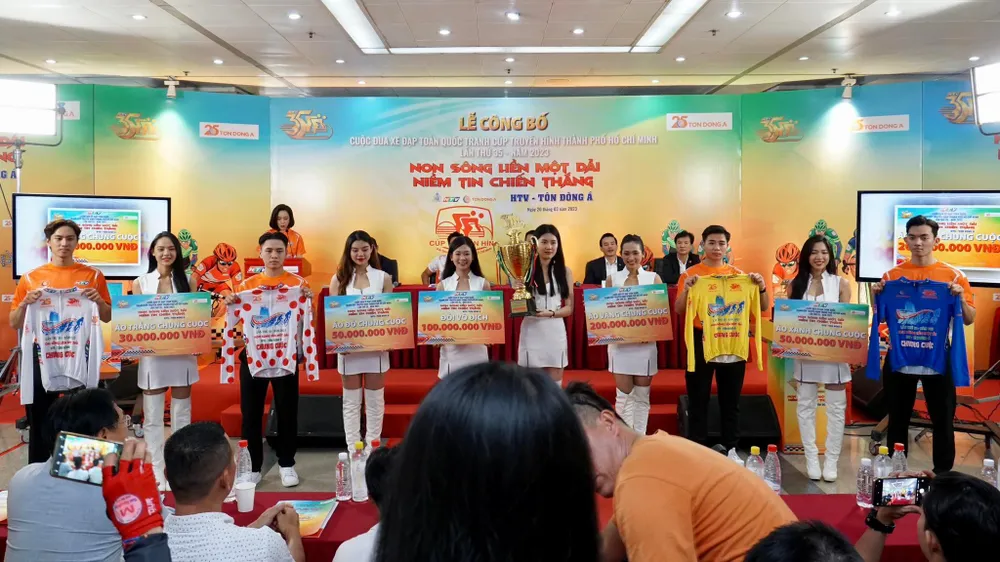 BTC giới thiệu các chiếc Áo danh giá của giải. Ảnh: HOÀNG HÙNG