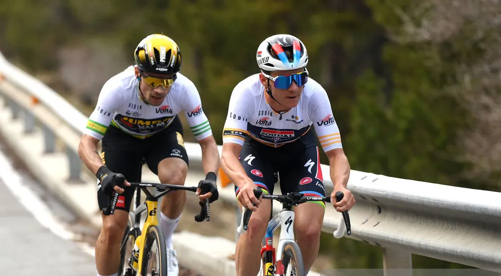 Primoz Roglic đeo bám Remco Evenepoel như hình bóng