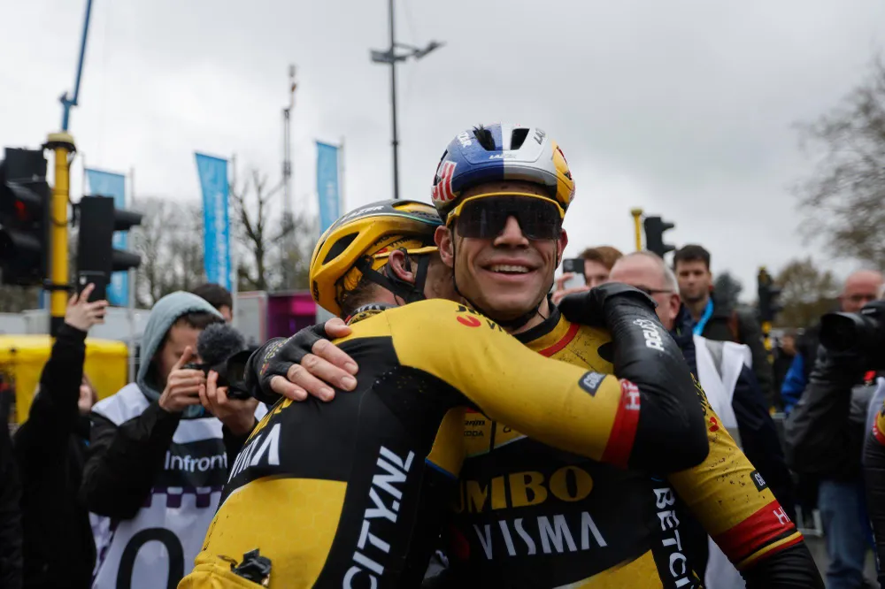 Christophe Laporte (phải) ôm Wout van Aert mừng chiến thắng