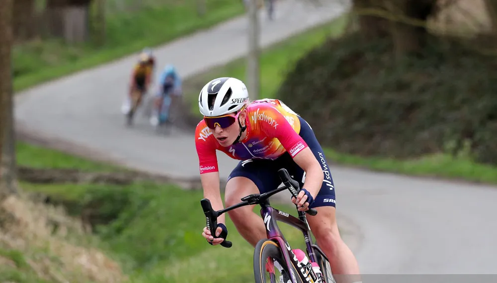 Demi Vollering thoát đi trong 10km cuối