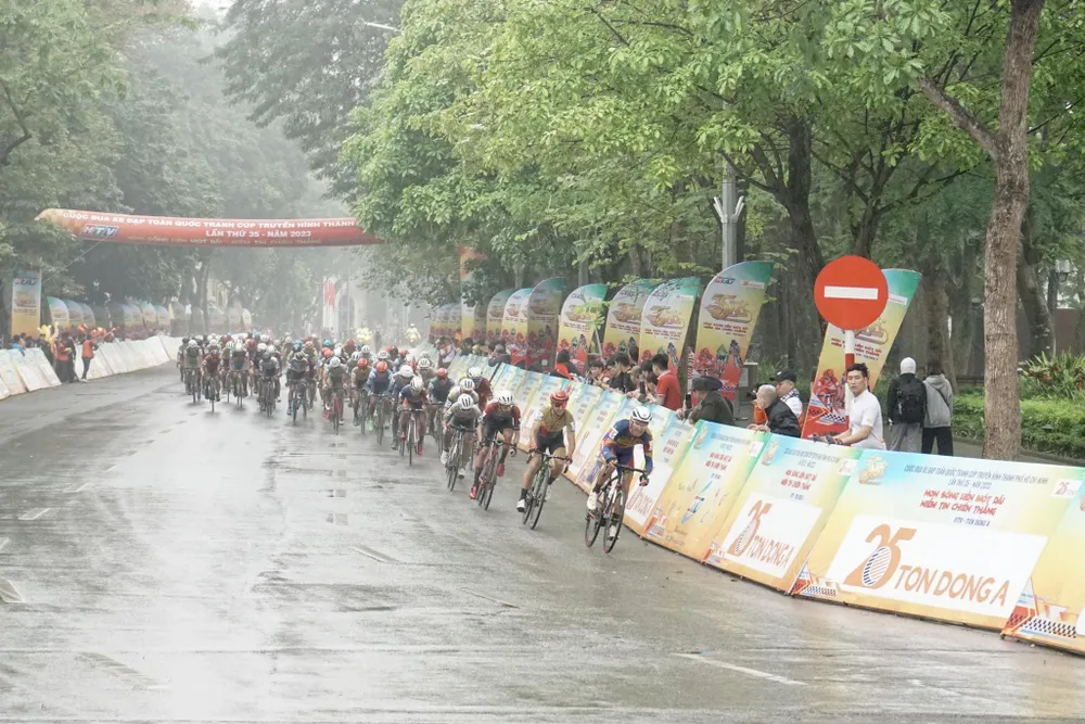 Các tay đua chạy vòng quanh Hồ Hoàn Kiếm (Hà Nội). Ảnh: H.H