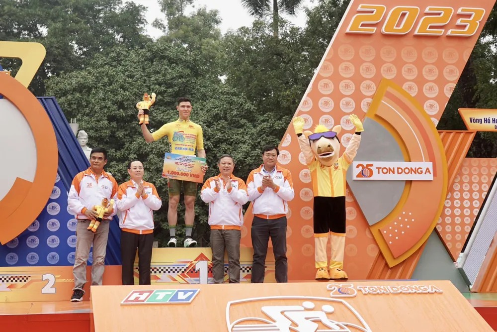 Petr Rikunov mặc Áo vàng sau chặng 1. Ảnh: HOÀNG HÙNG