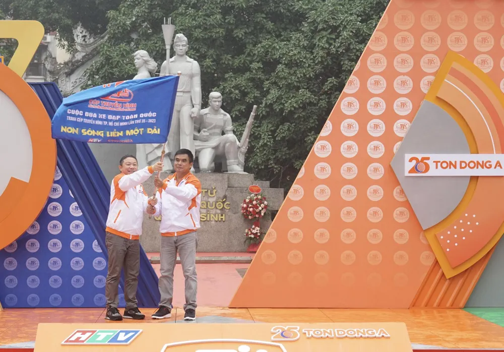 Phó Chủ tịch UBND TPHCM Dương Anh Đức (trái) phất cờ lệnh cuộc đua