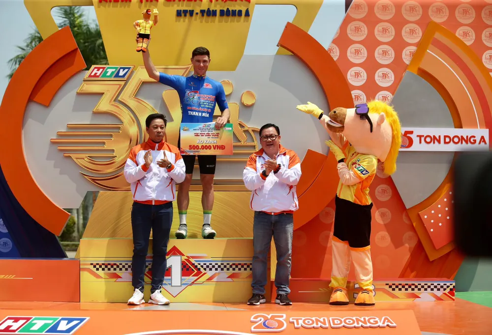 Ông Đoàn Đình Khôi Nguyên (trái) đại diện nhà tài trợ trao Áo xanh cho Petr Rikunov