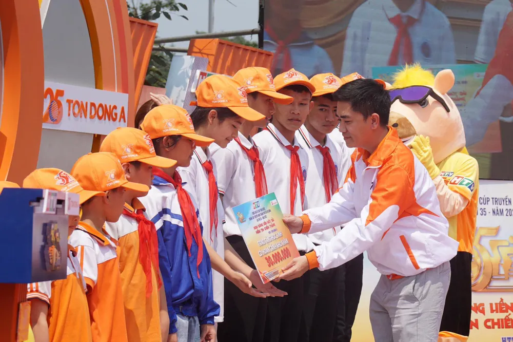 BTC và nhà tài trợ Tôn Đông Á trao học bổng cho học sinh nghèo
