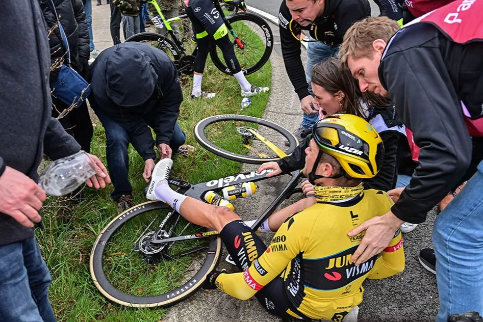 Nhiều tay đua bị tai nạn bỏ cuộc