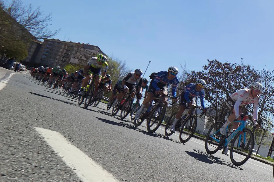 Các tay đua đổ dốc ở chặng 2 Itzulia Basque Country 2023