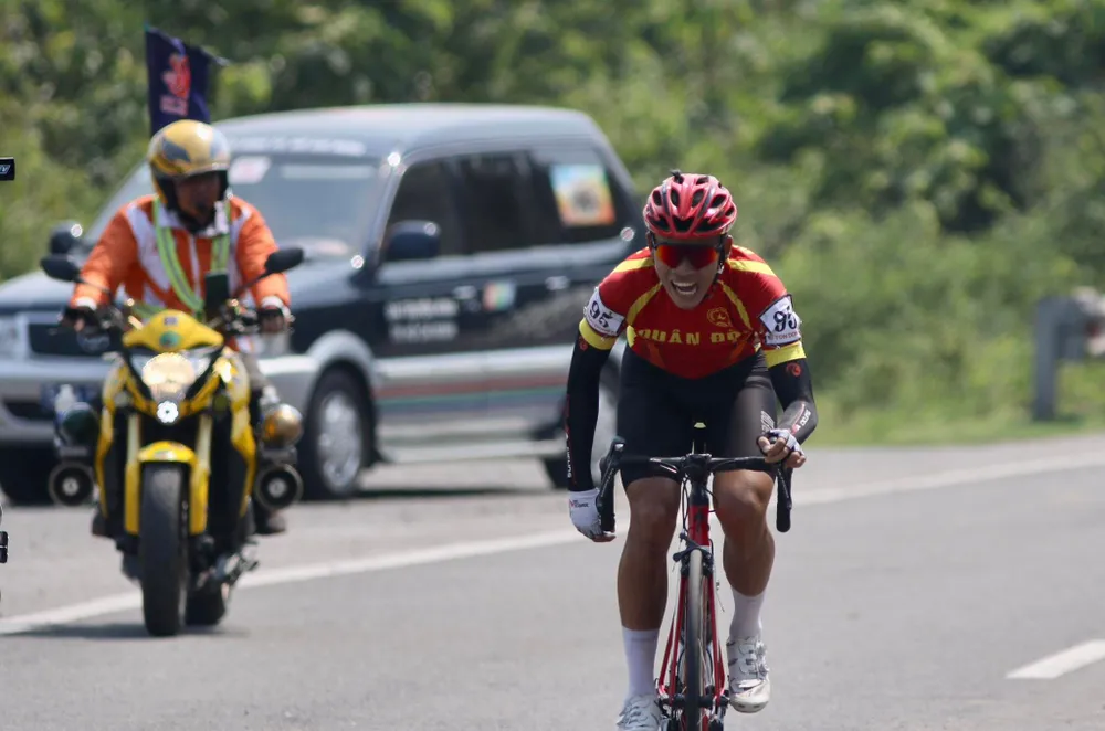Phan Hoàng Bảo Tín cán đỉnh đèo tạm mặc Áo đỏ