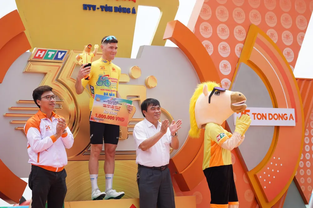 Petr Rikunov tiếp tục mặc Áo vàng từ đầu giải đến nay