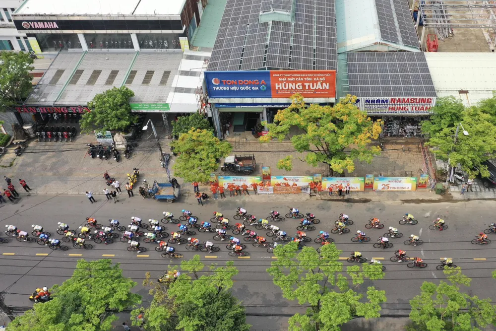 Đoàn đông tốp sau đang đuổi bắt tốp đầu