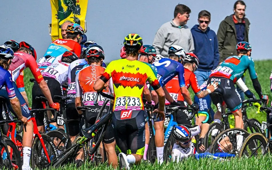 Peter Sagan bị nạn trên một cánh đồng ở Pháp