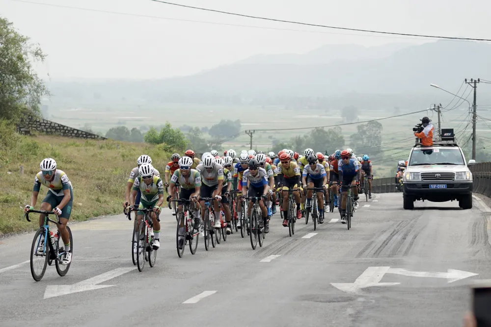 Đội An Giang phải làm việc vất vả trước các đợt tấn công. Ảnh: H.H