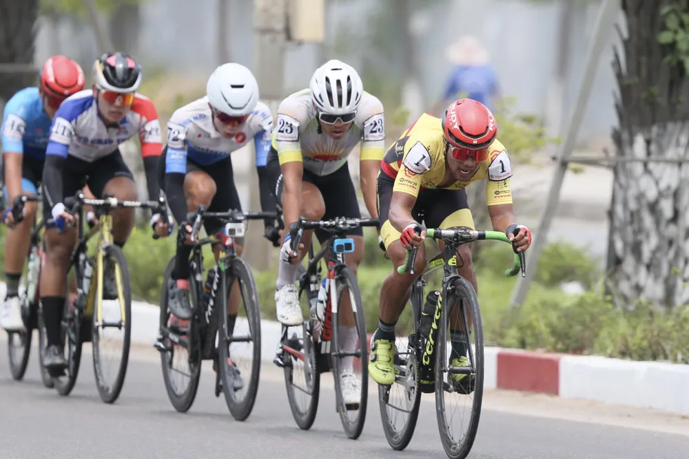 Nguyễn Trường Tài dẫn đầu tấn công tìm kiếm cơ hội Áo cam