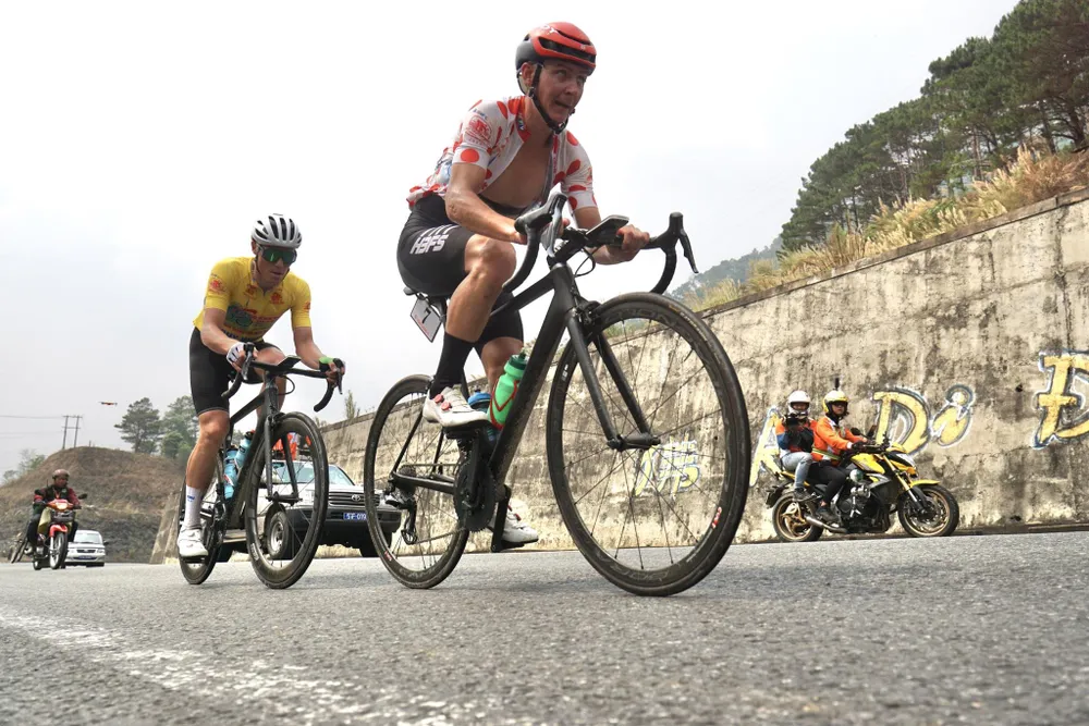 Igor Frolov về nhất đèo Mang Yang qua đó giữ chiếc Áo đỏ