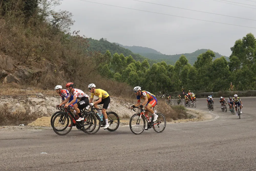 Các ngoại binh tấn công khiến các tay đua nội binh bị rớt lại