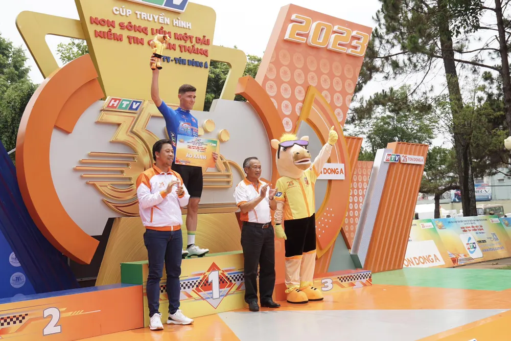 Petr Rikunov mặc cả Áo xanh lẫn Áo vàng