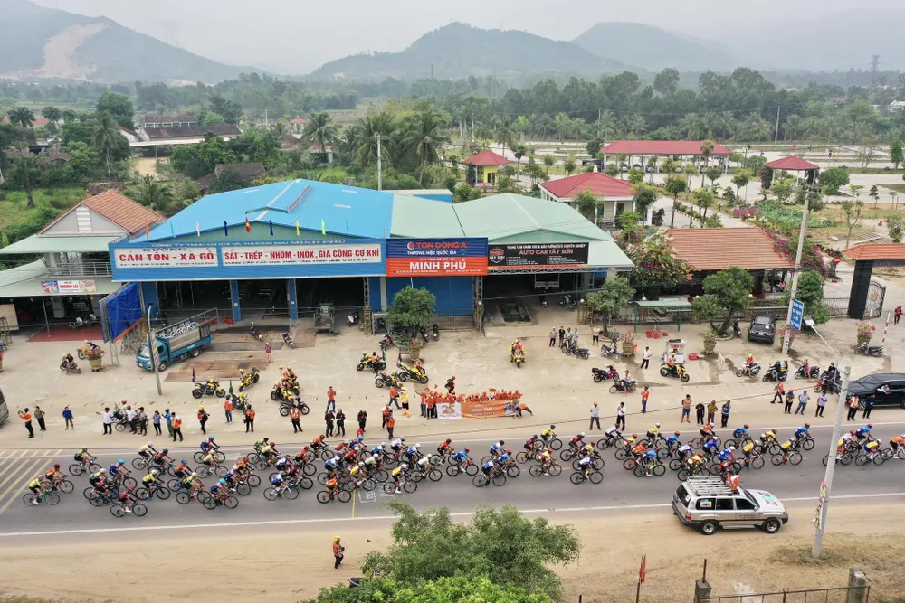 Các tay đua tiến về tỉnh Gia Lai