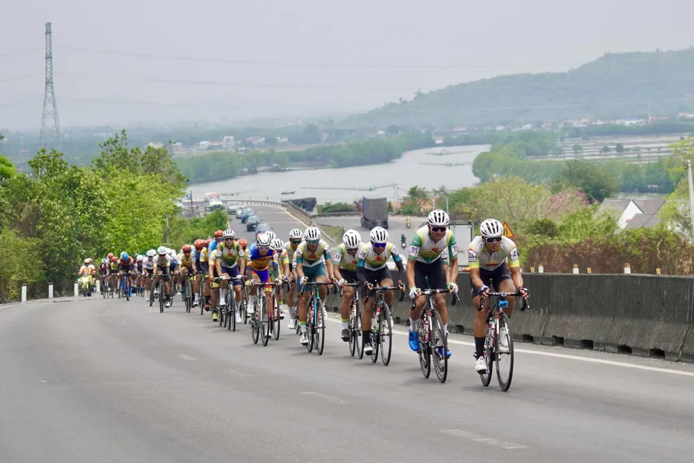 Đội An Giang làm đầu máy kéo bảo vệ Áo vàng