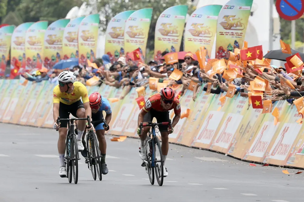 Áo vàng Petr Rikunov buông chân nhìn xung quanh