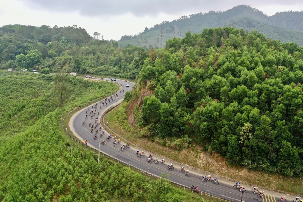 Cung đường đèo Phượng Hoàng. Ảnh Hoàng Hùng