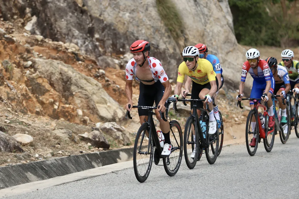 Igor Frolov cán đỉnh đèo Vĩnh Hy để củng cố vững chắc chiếc Áo đỏ