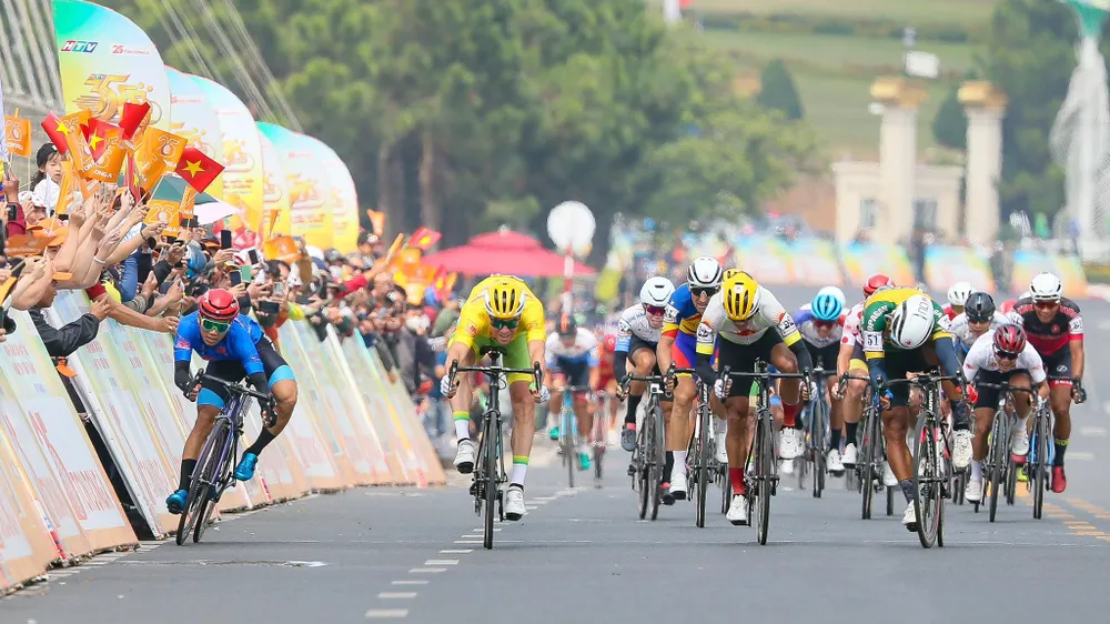 Màn so kè nước rút tại đích