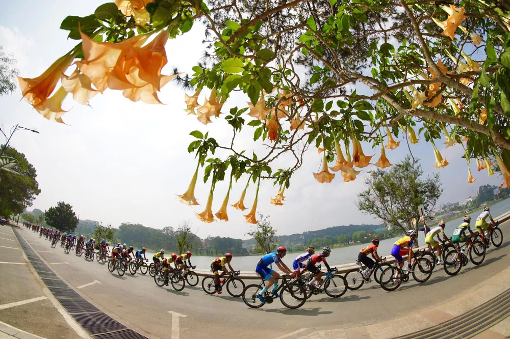 Các tay đua thi đấu vòng quanh Hồ Xuân Hương. Ảnh: HOÀNG HÙNG