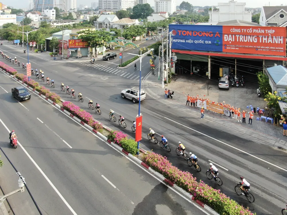 Các tay đua tăng tốc độ đuổi bắt xếp tài thành 1 hàng